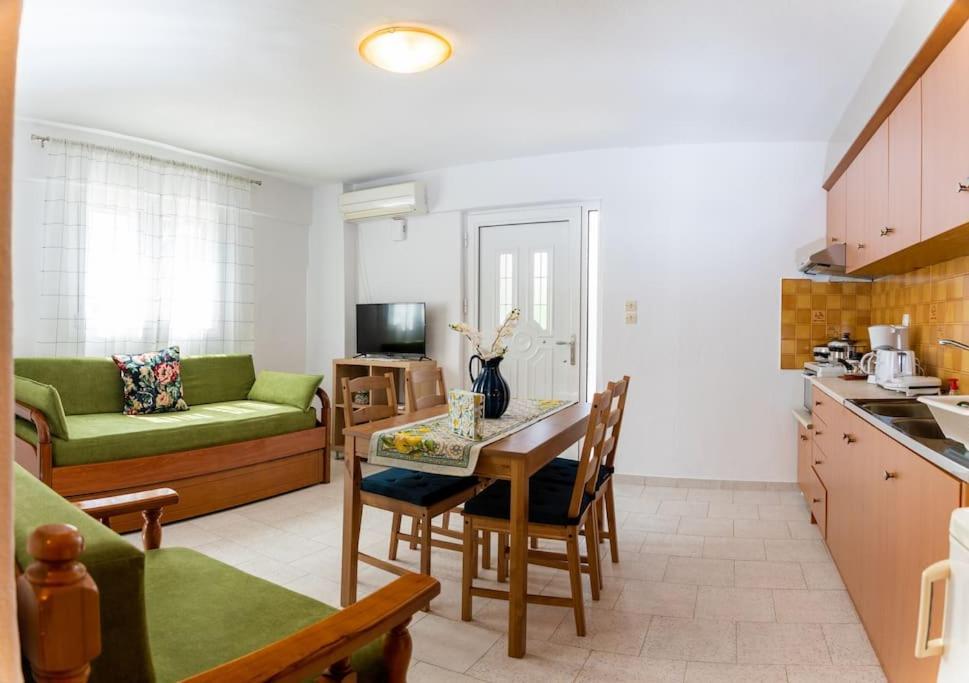 Central Little Home Калампака Екстериор снимка